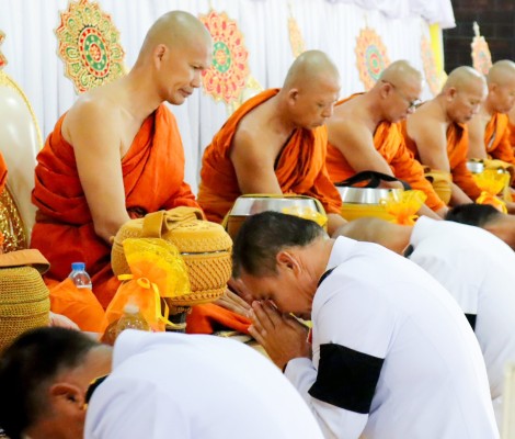 นายกเทศมนตรีตำบลชานุมาน ร่วมกิจกรรมทำบุญตักบาตรถวายพระราชกุศล เนื่องในวันคล้ายวันพระราชสมภพของพระบาทสมเด็จพระบรมชนกาธิเบศร มหาภูมิพลอดุลยเดชมหาราช บรมนาถบพิตร