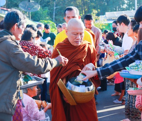 นายทศพล กระแสเสน นายกเทศมนตรีตำบลชานุมาน หัวหน้าส่วนราชการ และ ข้าราชการ พร้อมเจ้าหน้าที่ และประชาชนชาวชานุมาน ร่วมทำบุญตักบาตร บายศรีสู่ขวัญ เนื่องในวันขึ้นปีใหม่ ประจำปี 2569 ณ ตลาดสดเทศบาลตำบลชานุมาน อำเภอชานุมาน จังหวัดอำนาจเจริญ