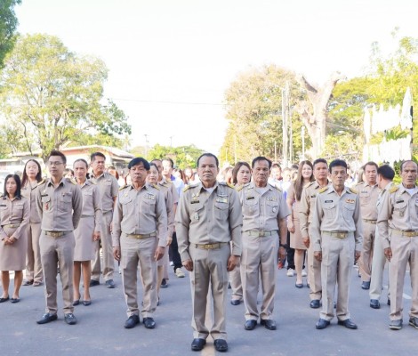 นายกเทศมนตรีตำบลชานุมาน คณะผู้บริหาร หัวหน้าส่วนราชการ ข้าราชการ และ พนักงานเทศบาลตำบลชานุมาน ร่วมเข้าแถวตอนเช้า เคารพธงชาติ ยึดมั่นใน 3 สถาบันเสาหลักของไทย เพื่อแสดงออกถึงความจงรักภักดีต่อชาติ ศาสนา พระมหากษัตริย์ และร่วมรับฟังนโยบายการทำงานจากท่านนายกเท